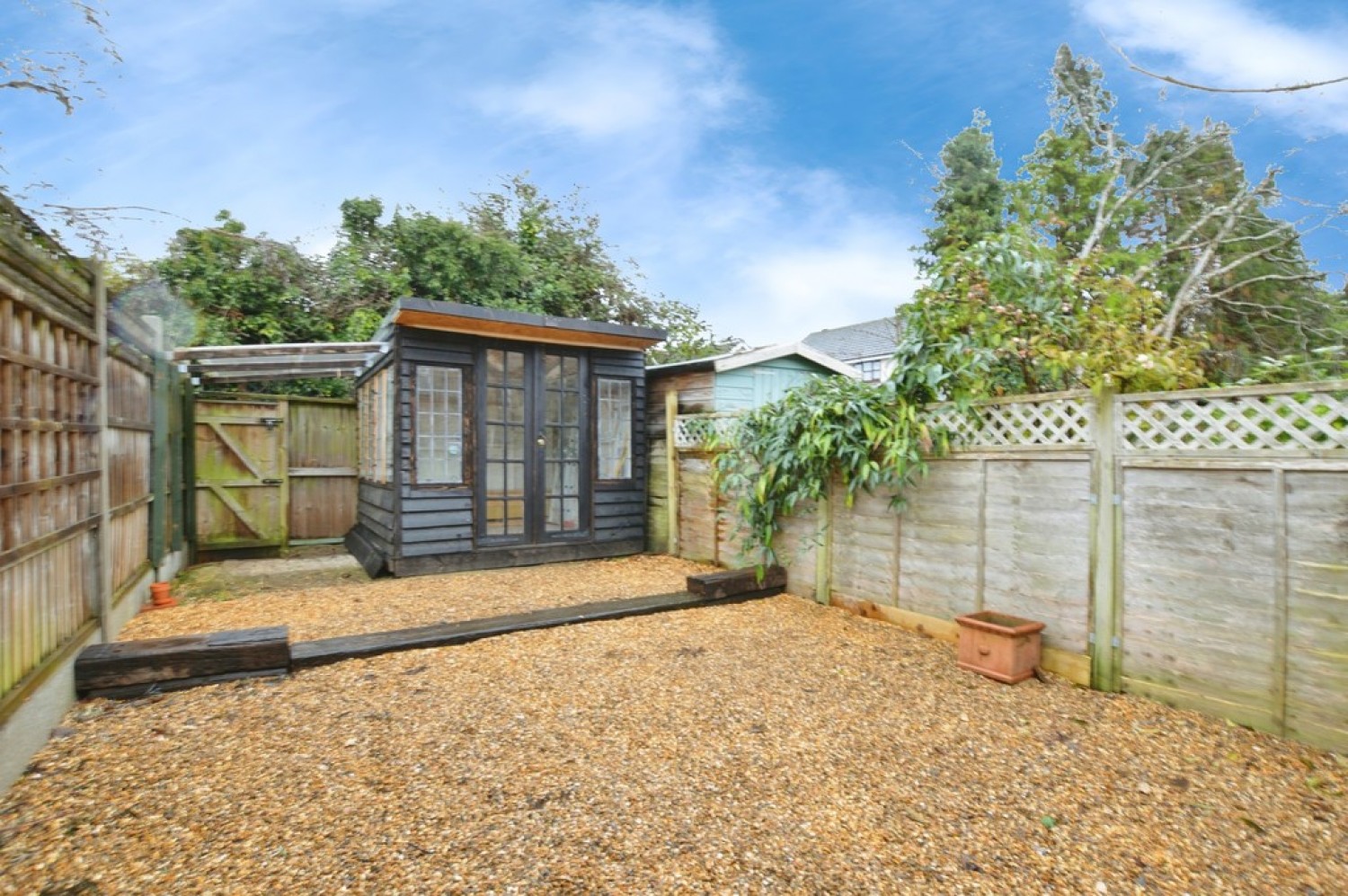 2 bedroom House in Victoria Road, Knaphill, Woking