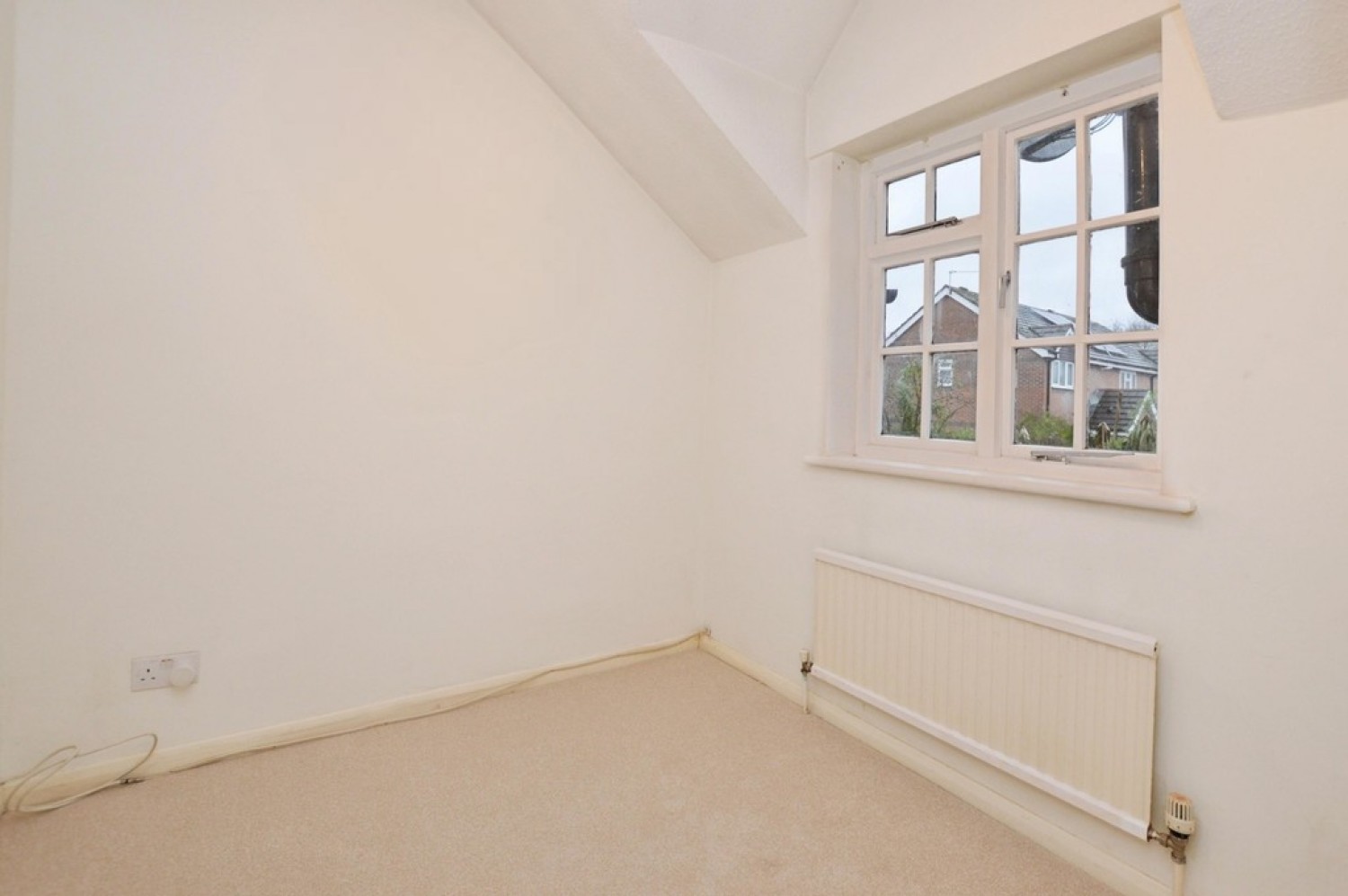 2 bedroom House in Victoria Road, Knaphill, Woking