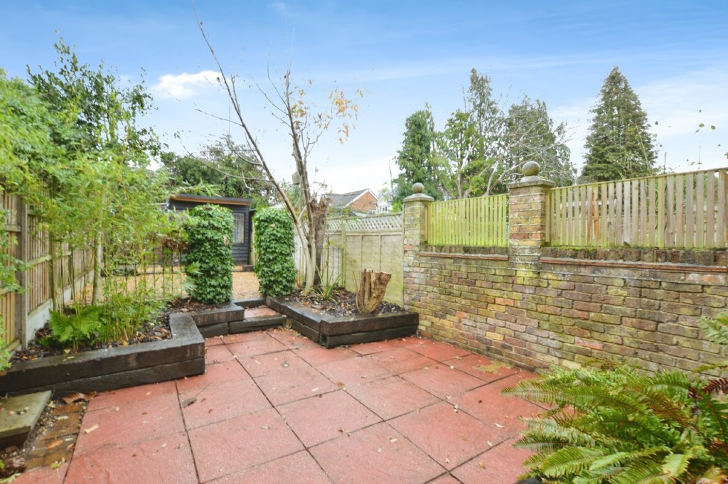 2 bedroom House in Victoria Road, Knaphill, Woking