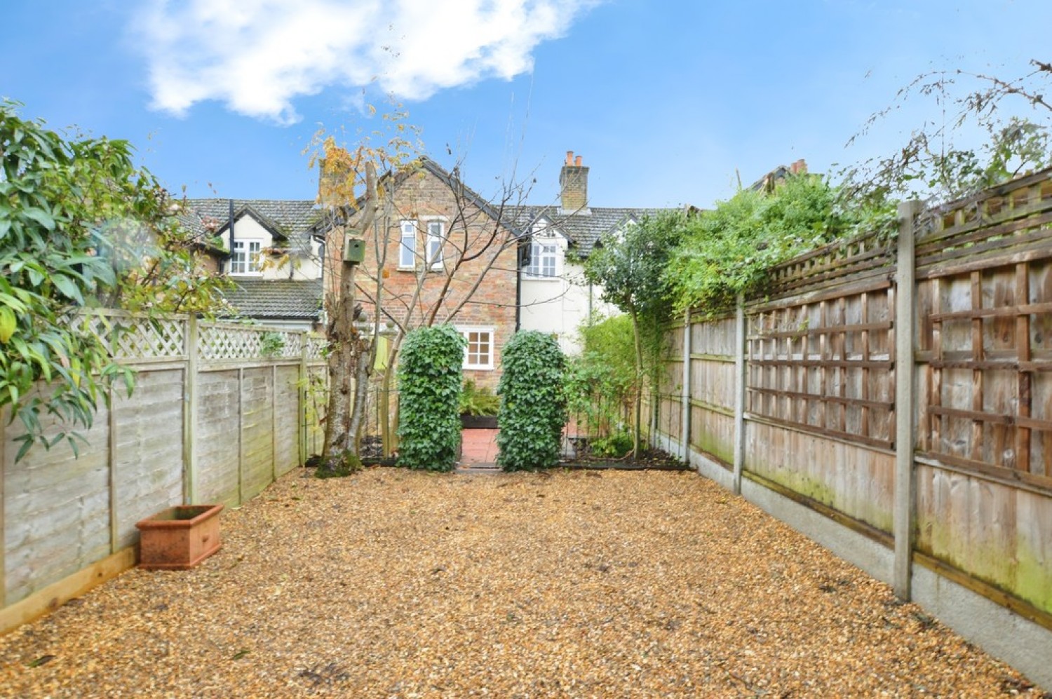 2 bedroom House in Victoria Road, Knaphill, Woking