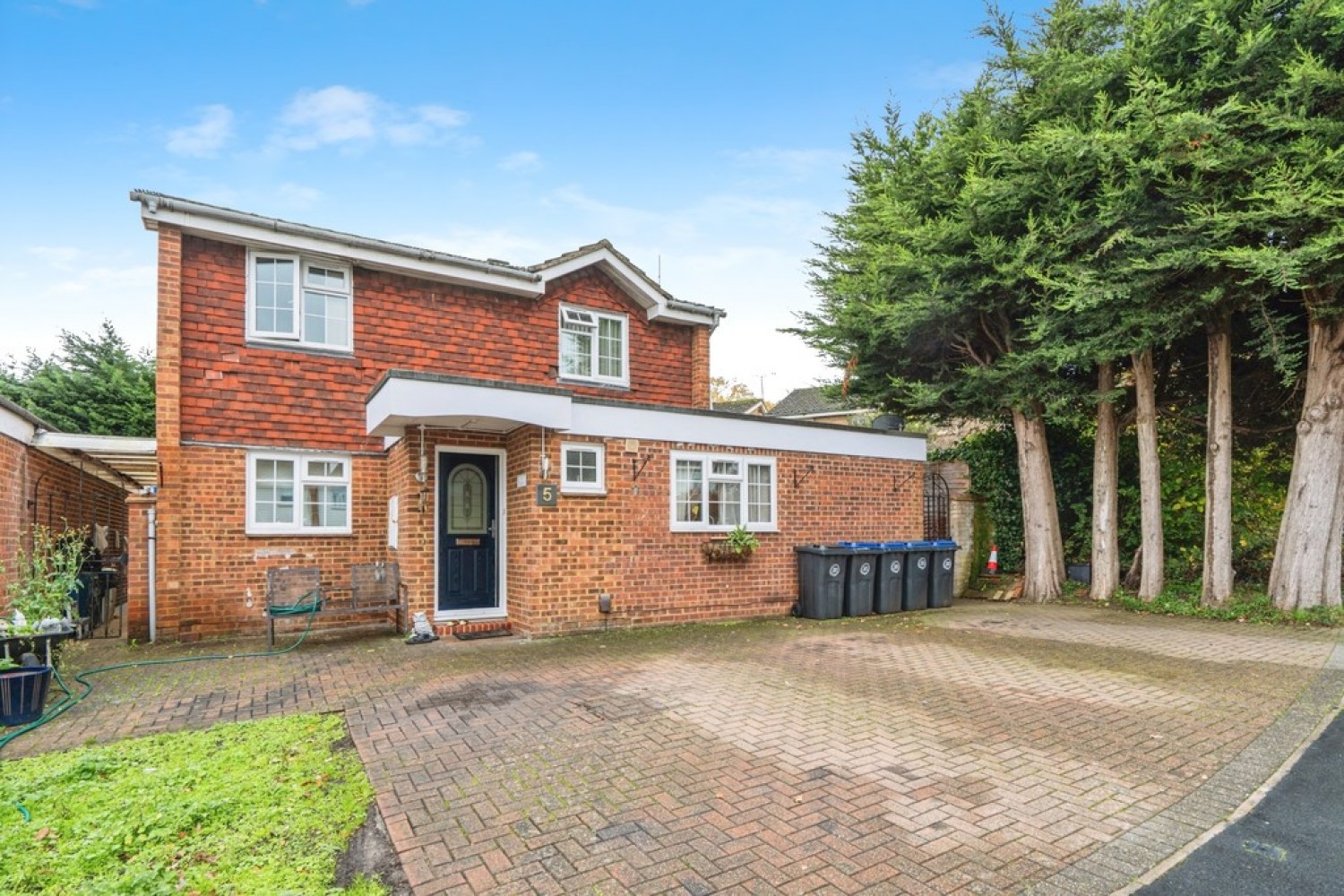 4 bedroom House in Shilburn Way, Woking, Surrey