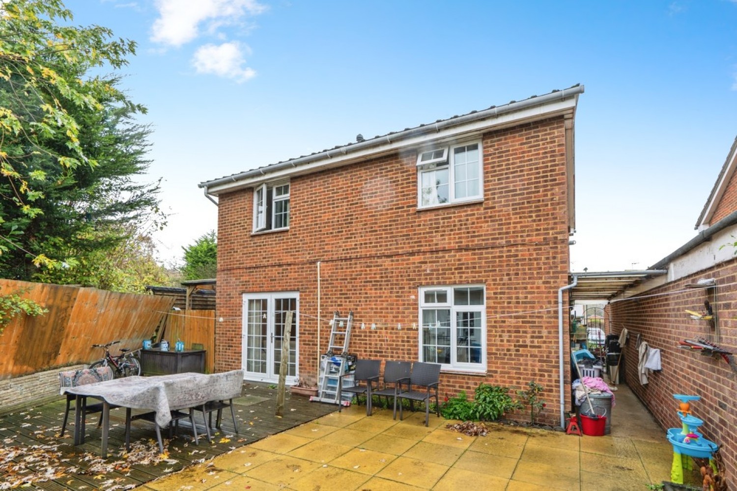 4 bedroom House in Shilburn Way, Woking, Surrey