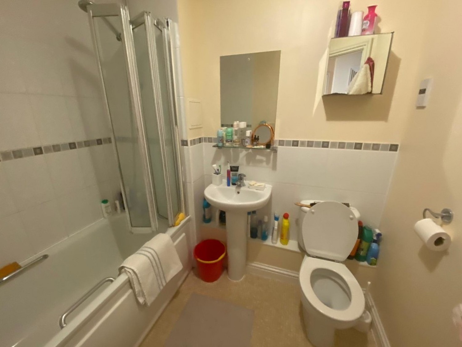 2 bedroom Flat for Sale Tudor Way, Knaphil, Surrey