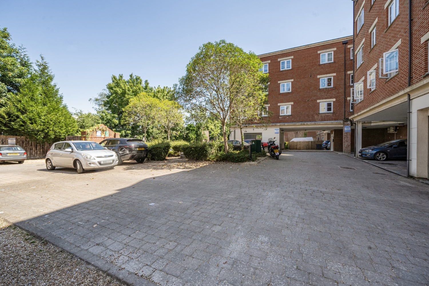 2 bedroom Flat for Sale Metro Apartments, Woking, Surrey