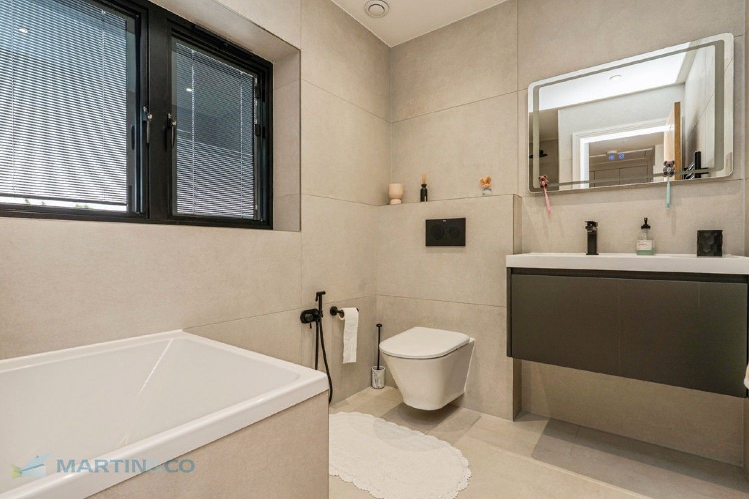 4 bedroom House for Sale Bassett Road, Woking, Surrey