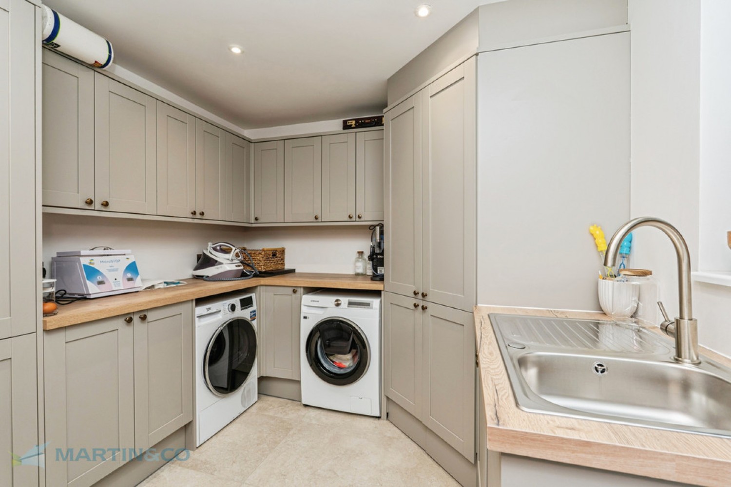 4 bedroom House for Sale Bassett Road, Woking, Surrey