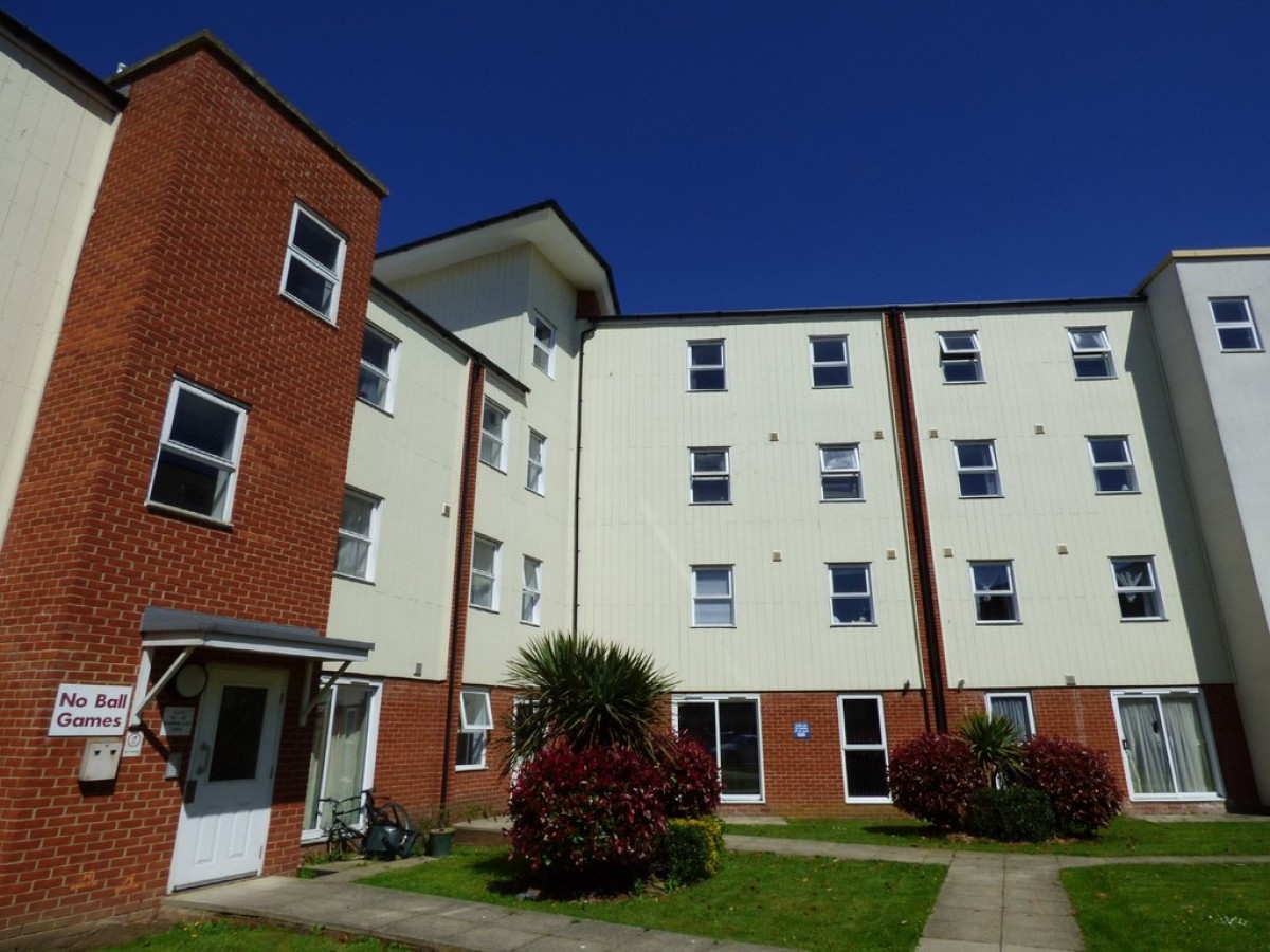 Broomwade Close, Train Station