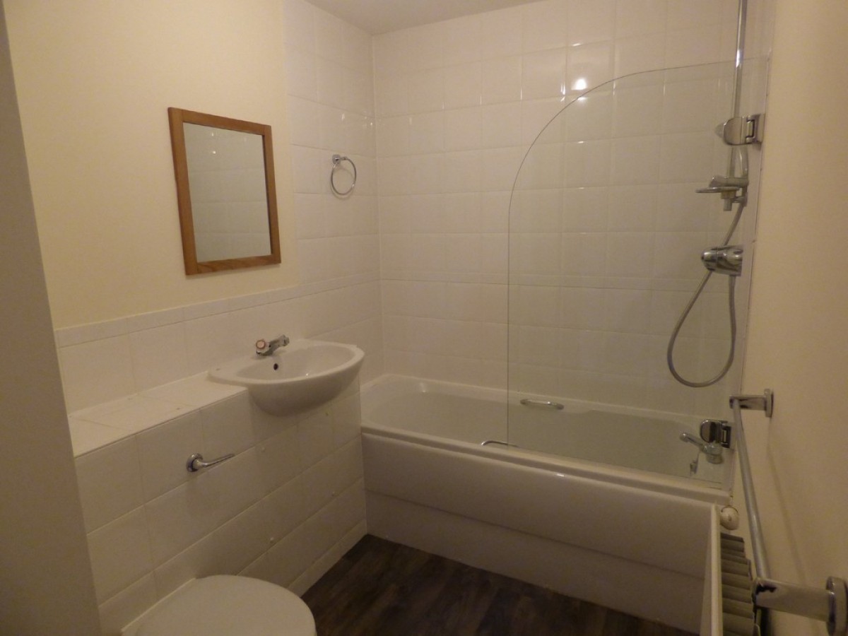 Broomwade Close, Train Station