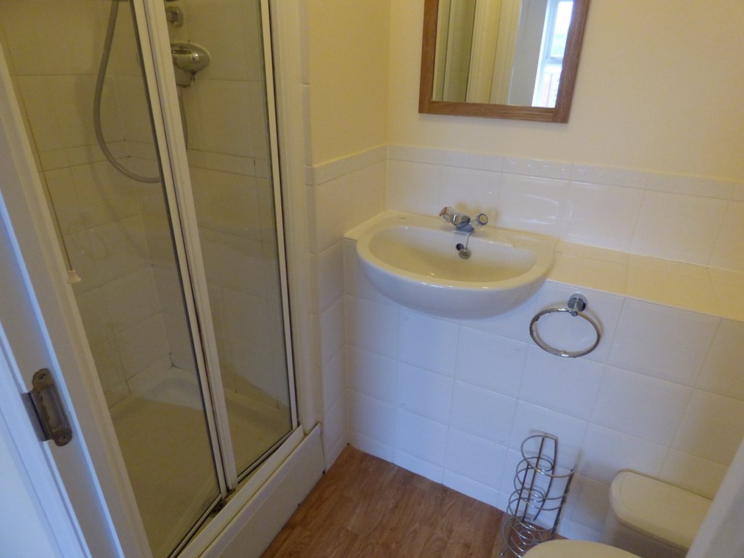 Broomwade Close, Train Station