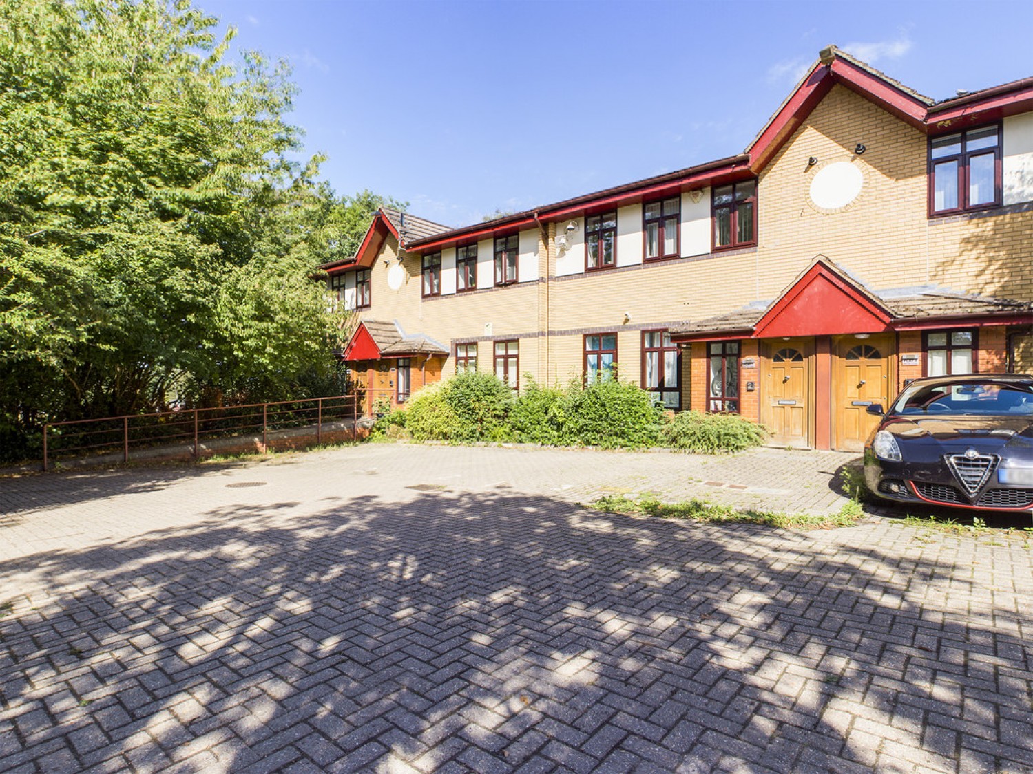 2 bedroom Flat for Letting Broadfield