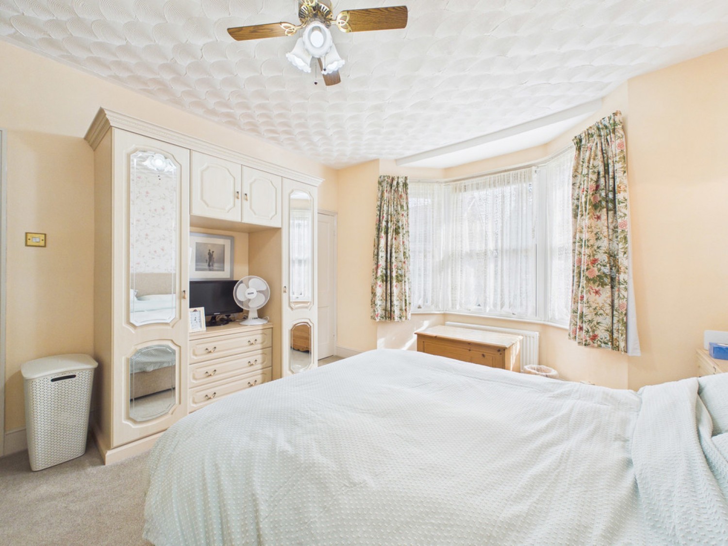 4 bedroom House for Sale Rushams Road, Horsham