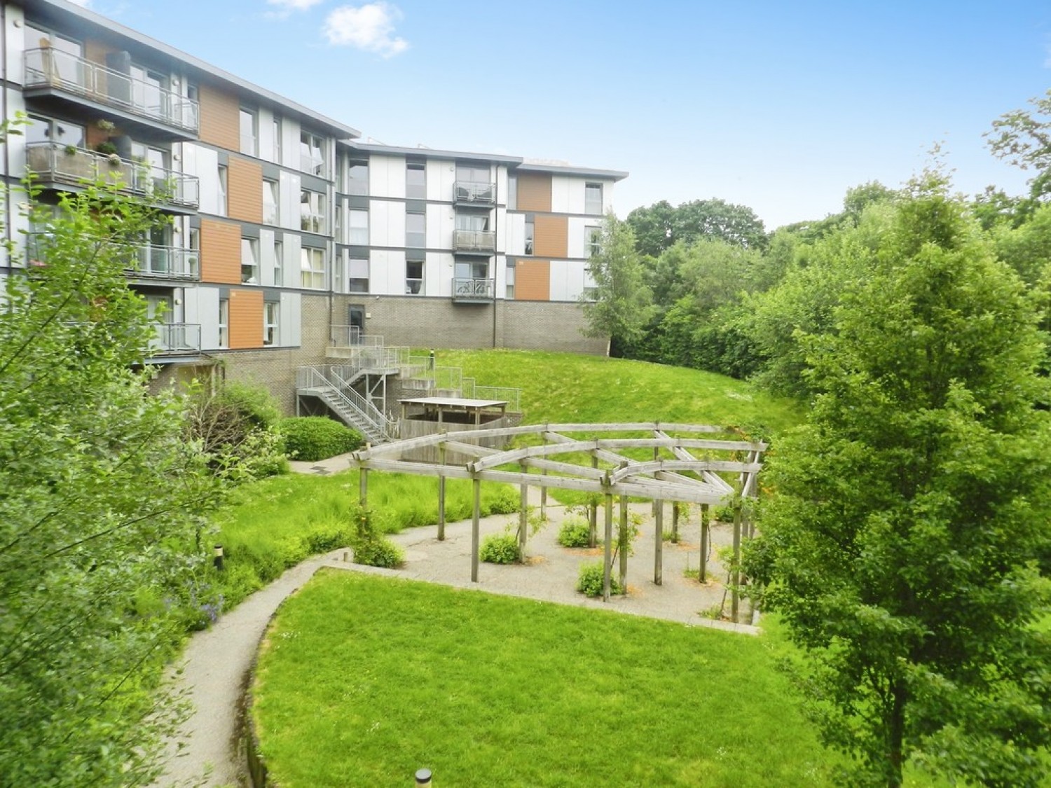 2 bedroom Flat for Letting Commonwealth Drive, Three Bridges