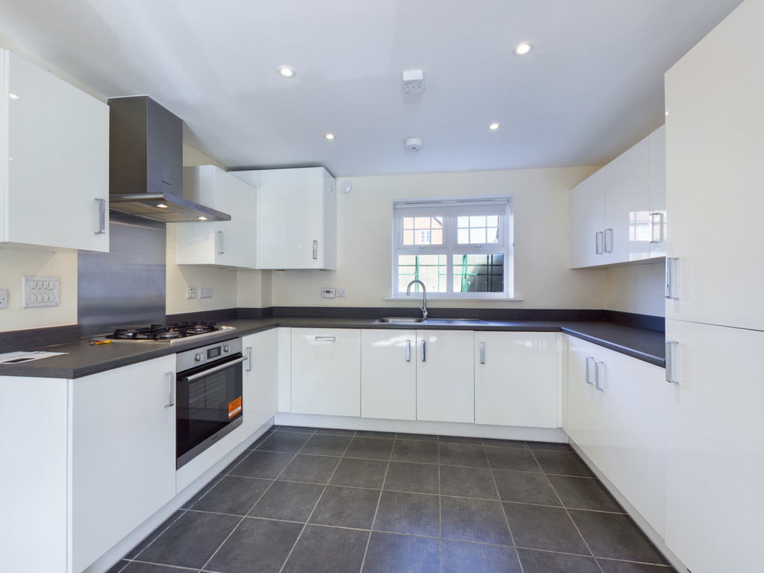 2 bedroom Flat for Letting Ellis Road, Wickhurst Green, Horsham