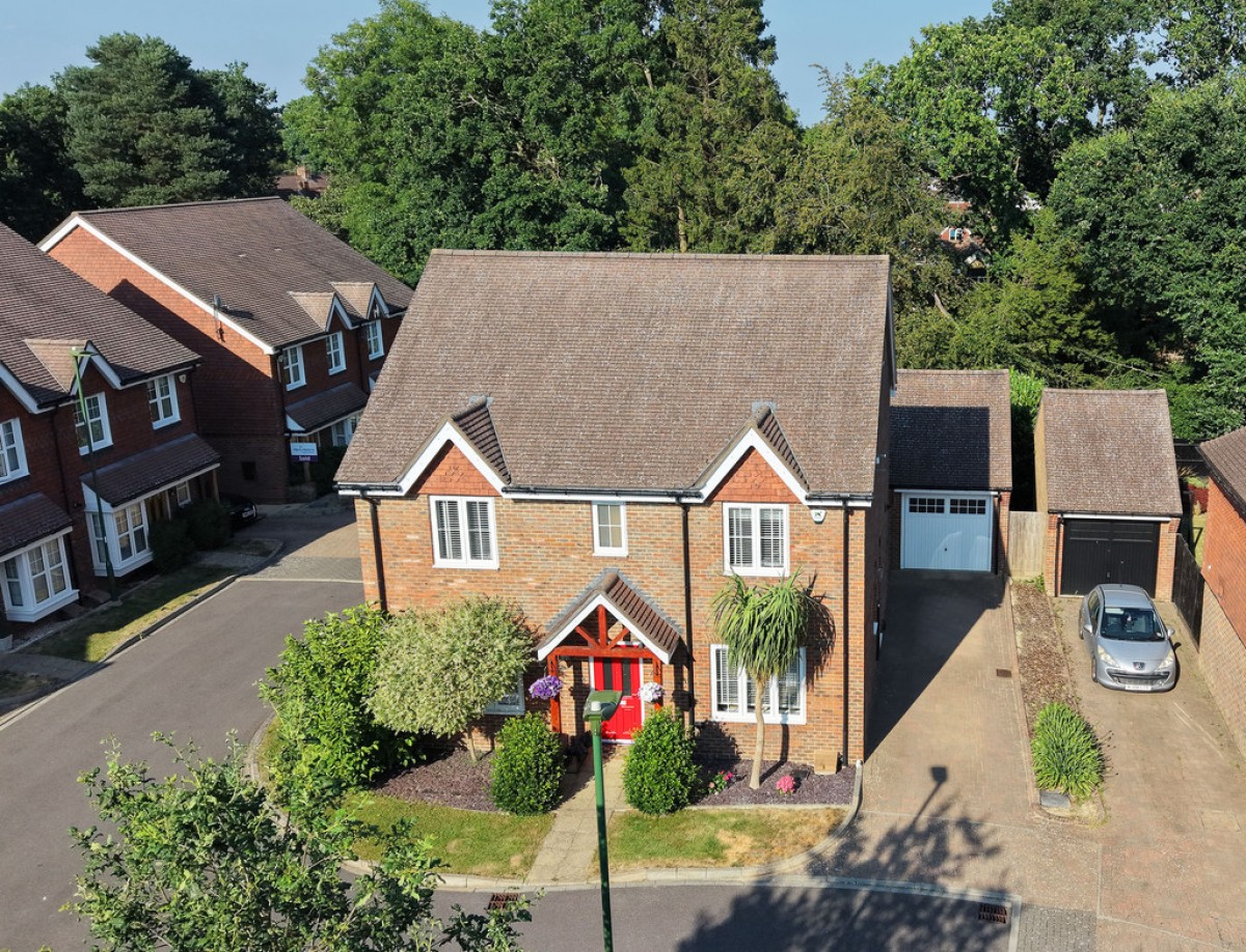 Landau Close, Pease Pottage