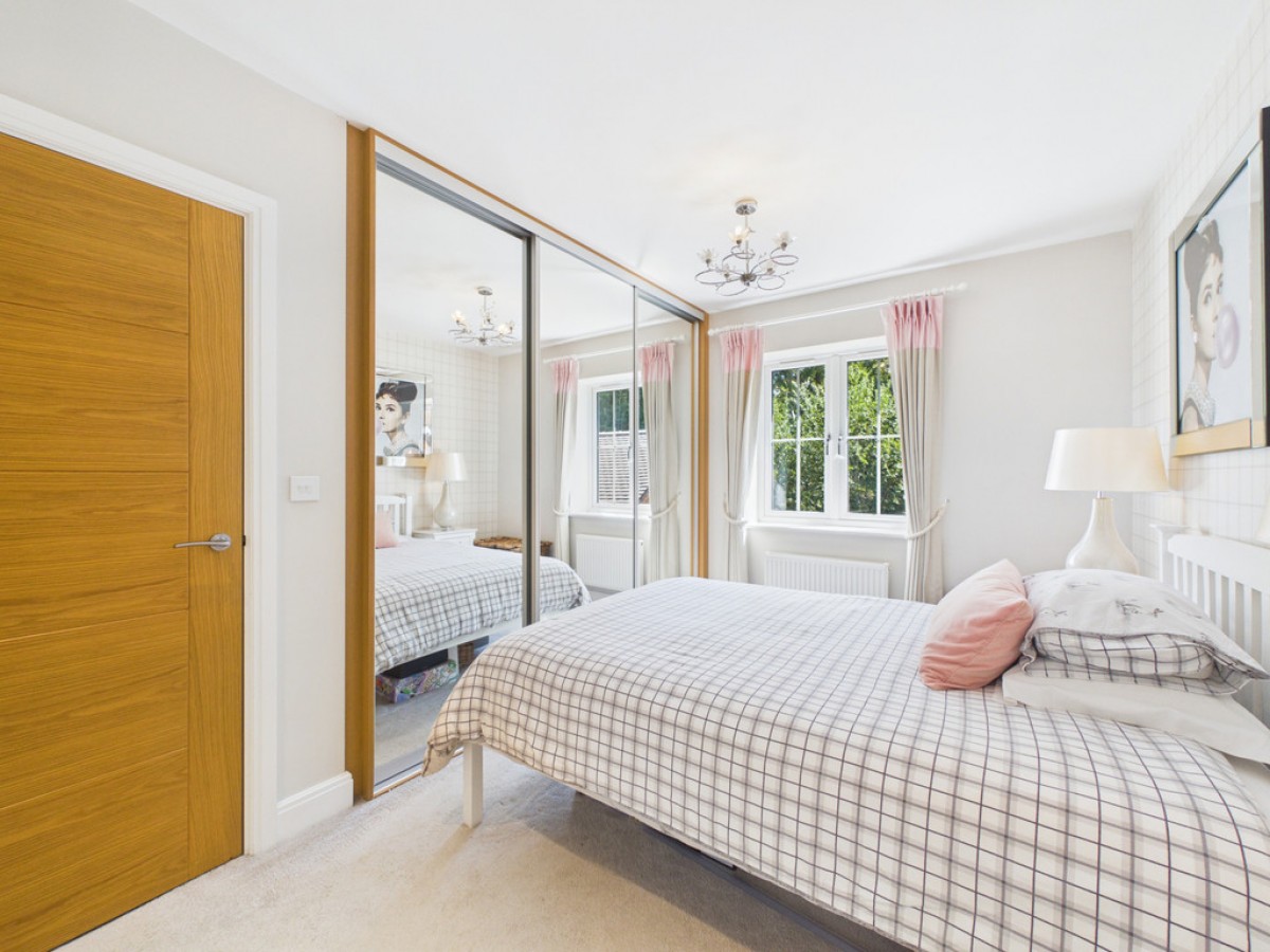 Landau Close, Pease Pottage