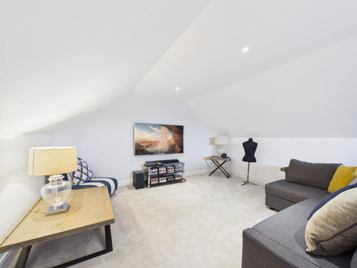 Landau Close, Pease Pottage