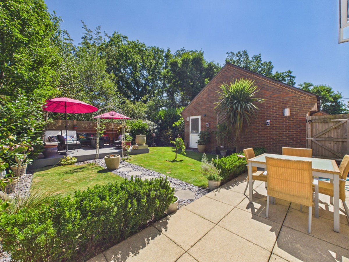 Landau Close, Pease Pottage