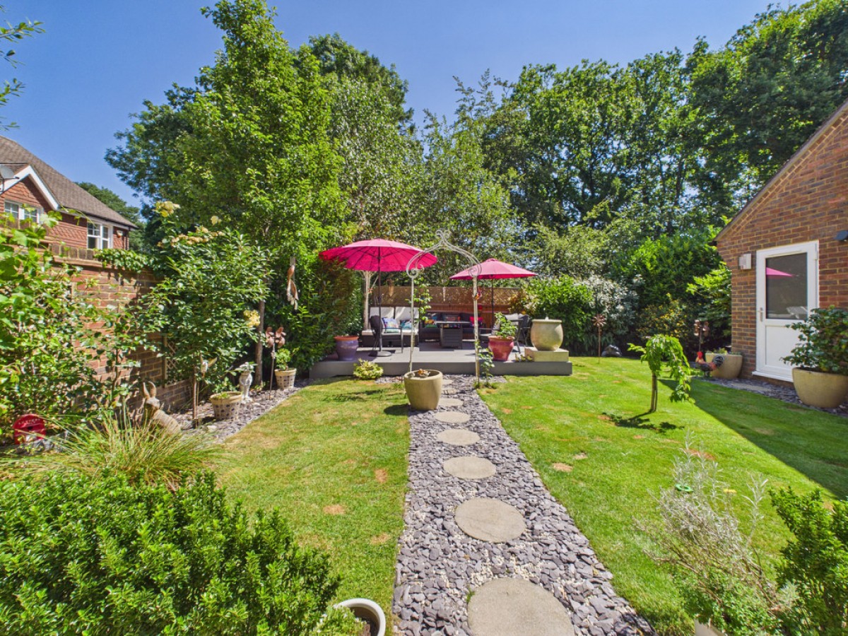 Landau Close, Pease Pottage
