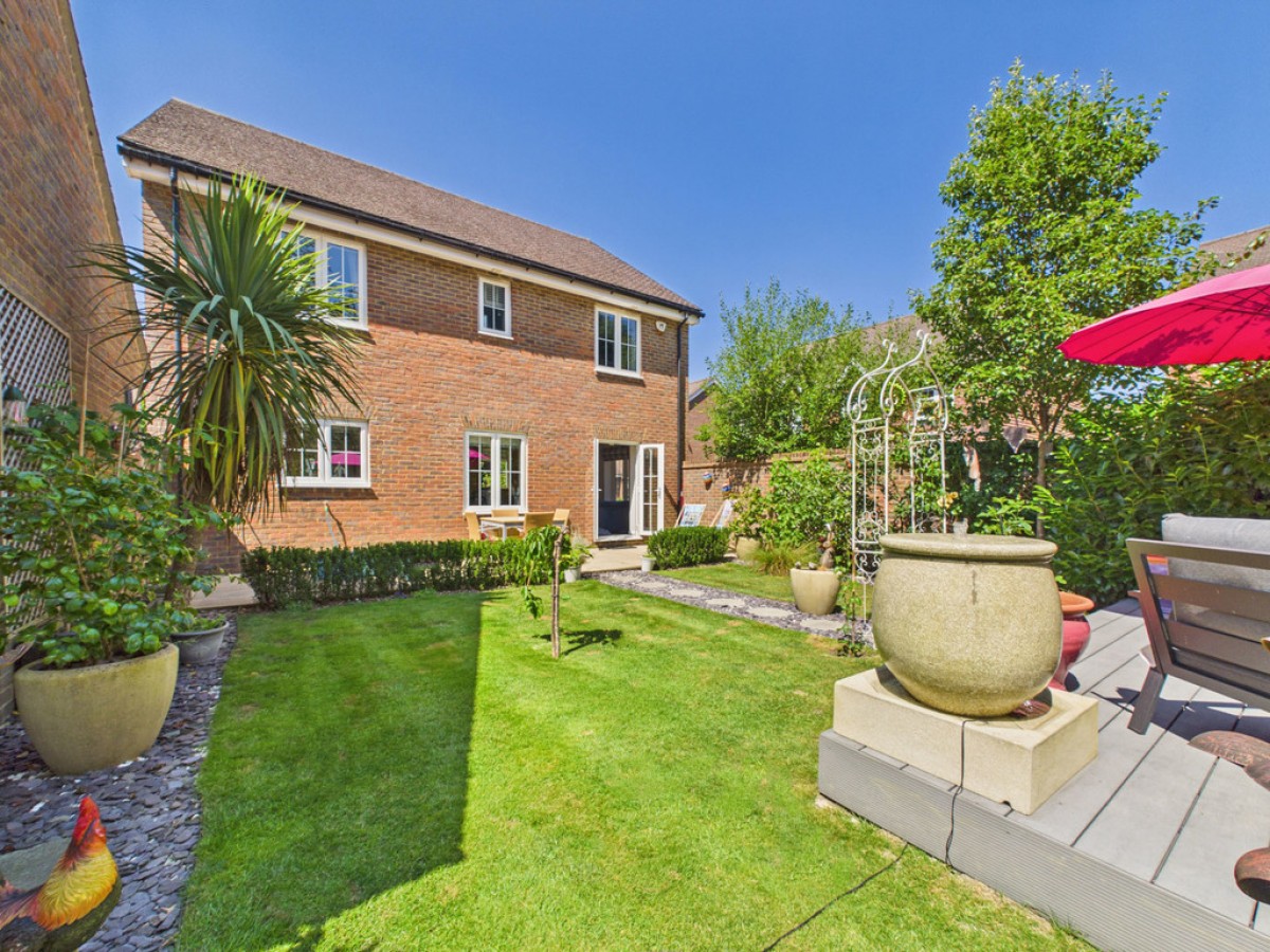 Landau Close, Pease Pottage