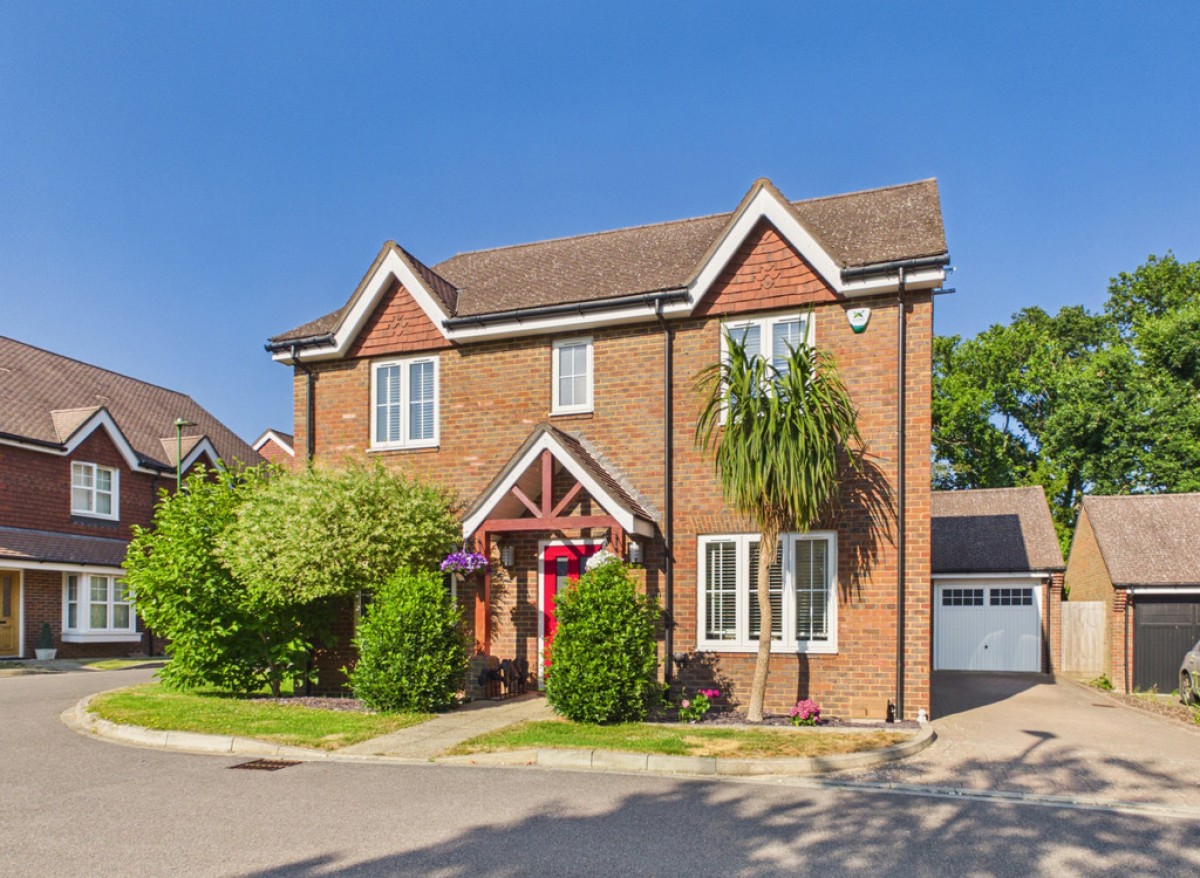 Landau Close, Pease Pottage