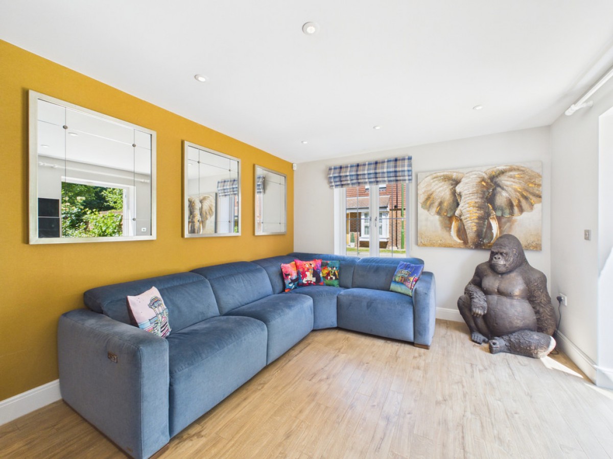 Landau Close, Pease Pottage