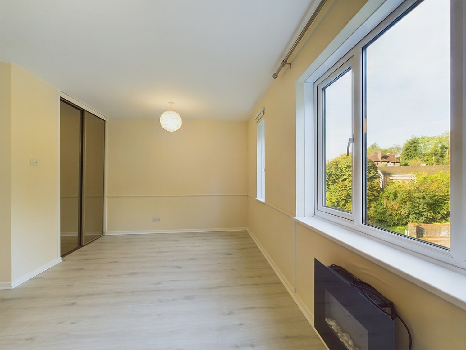 1 bedroom Flat for Sale St Leonards Park, East Grinstead