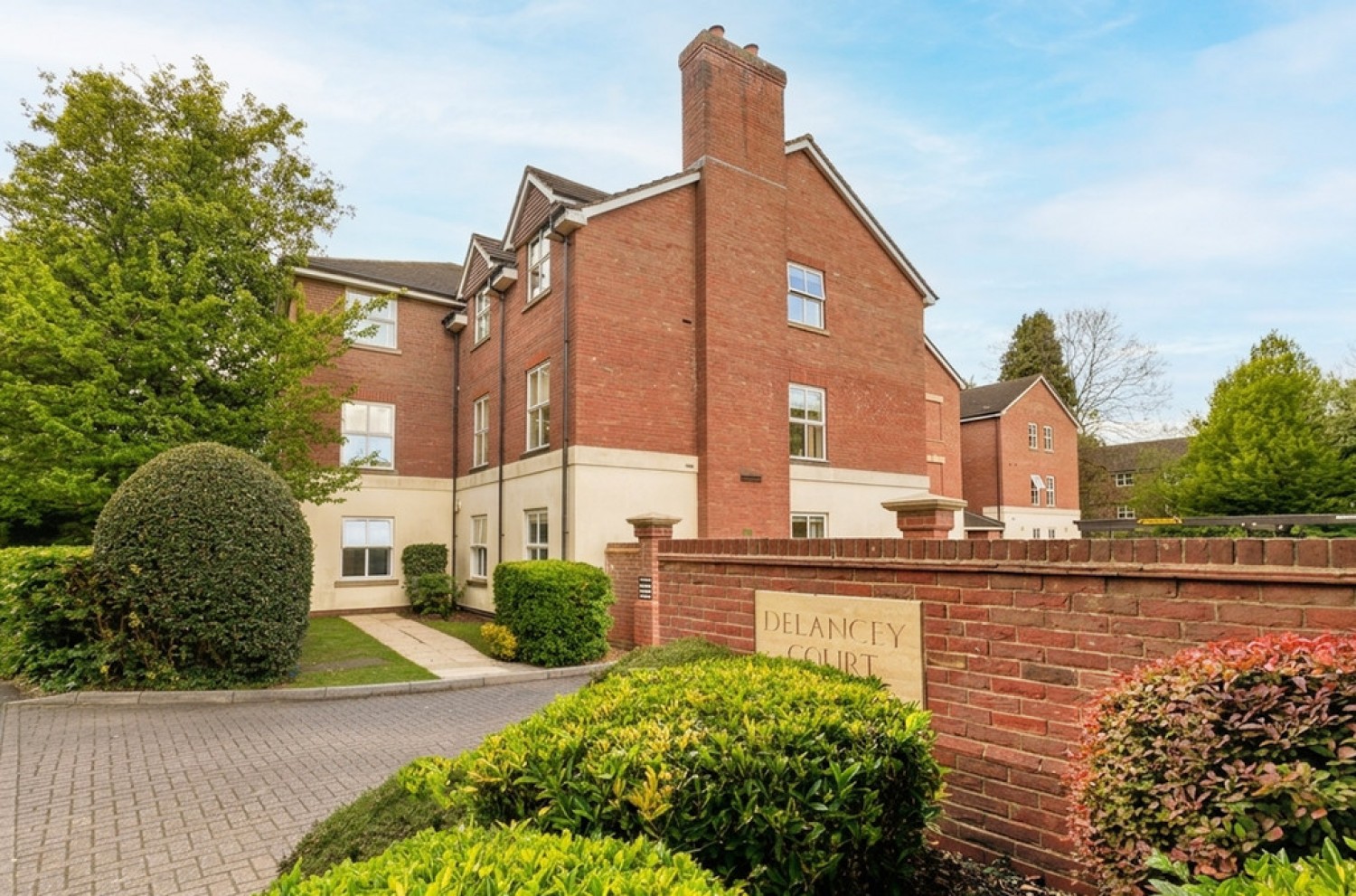 3 bedroom Flat for Sale Wimblehurst Road, Horsham