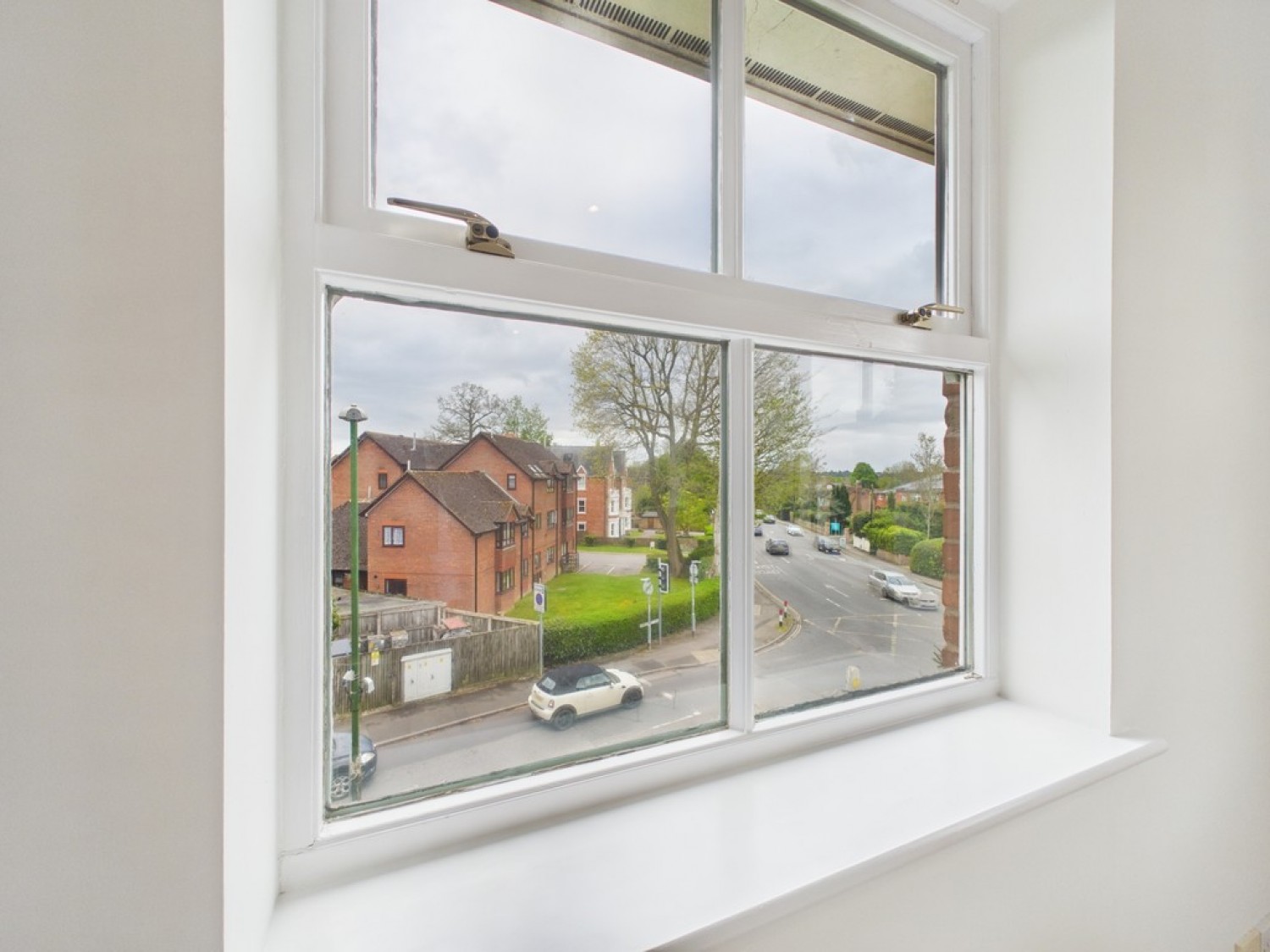 3 bedroom Flat for Sale Wimblehurst Road, Horsham