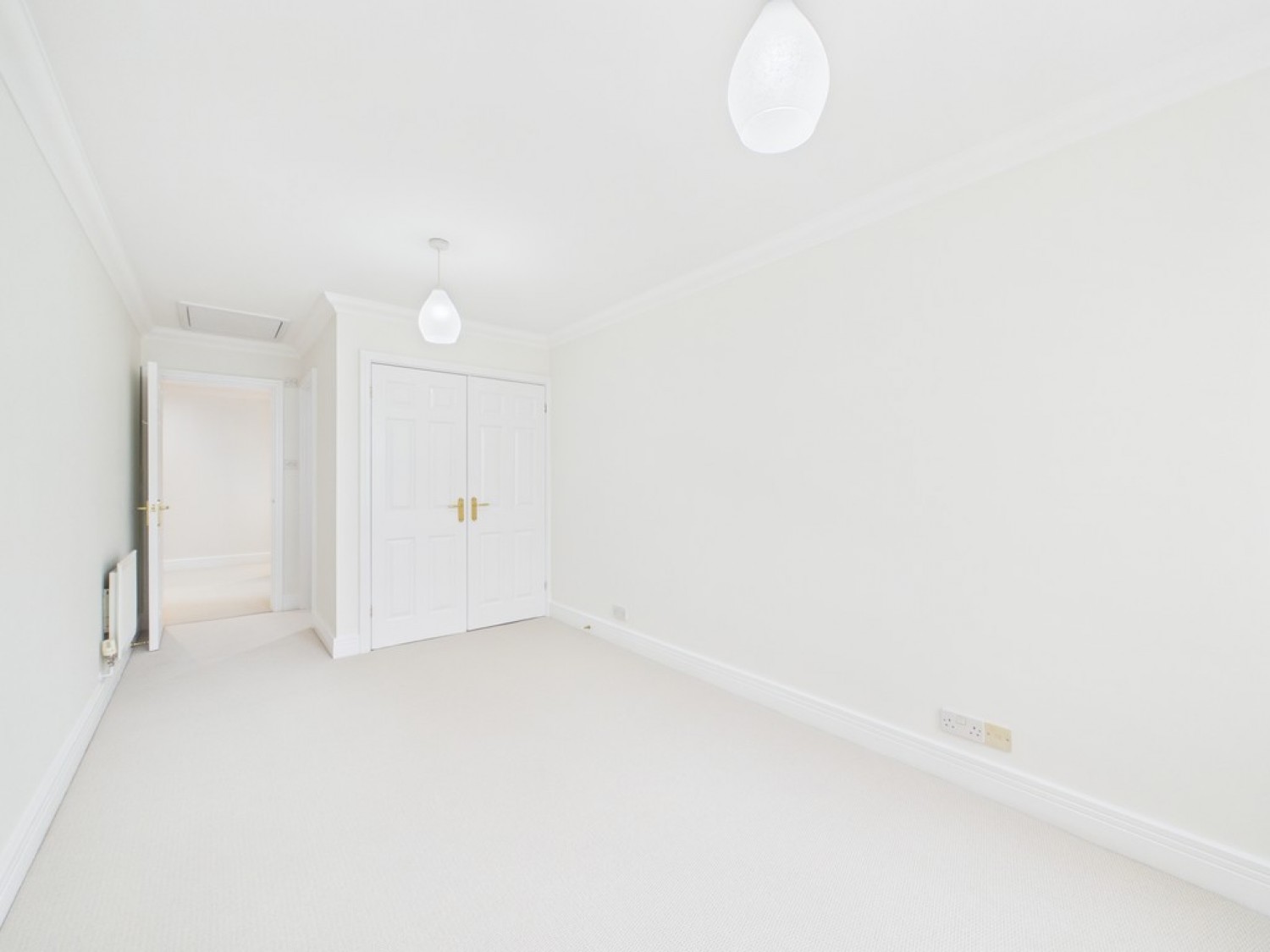 3 bedroom Flat for Sale Wimblehurst Road, Horsham