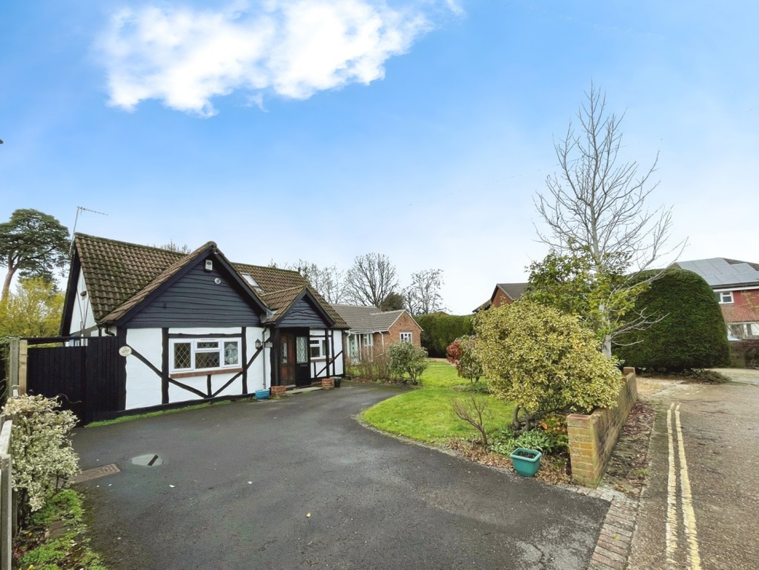 4 bedroom Bungalow in Park Way, Pound Hill, Crawley