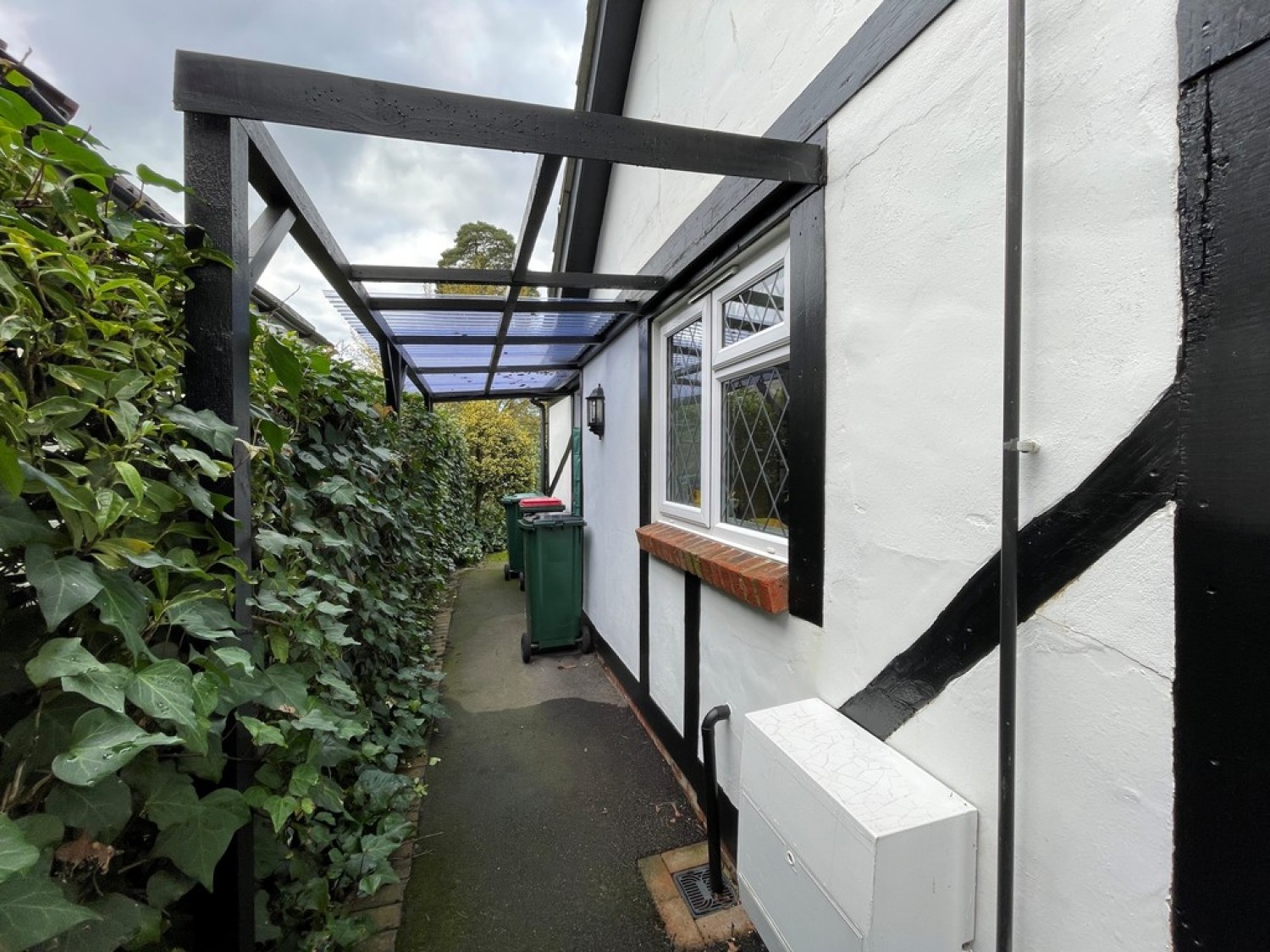 4 bedroom Bungalow in Park Way, Pound Hill, Crawley