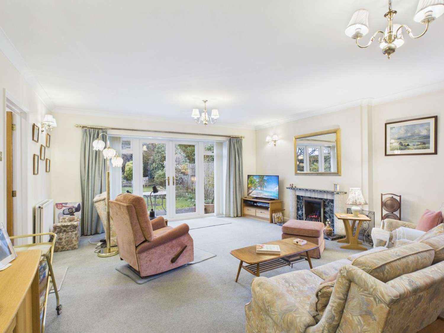 4 bedroom Bungalow in Park Way, Pound Hill, Crawley