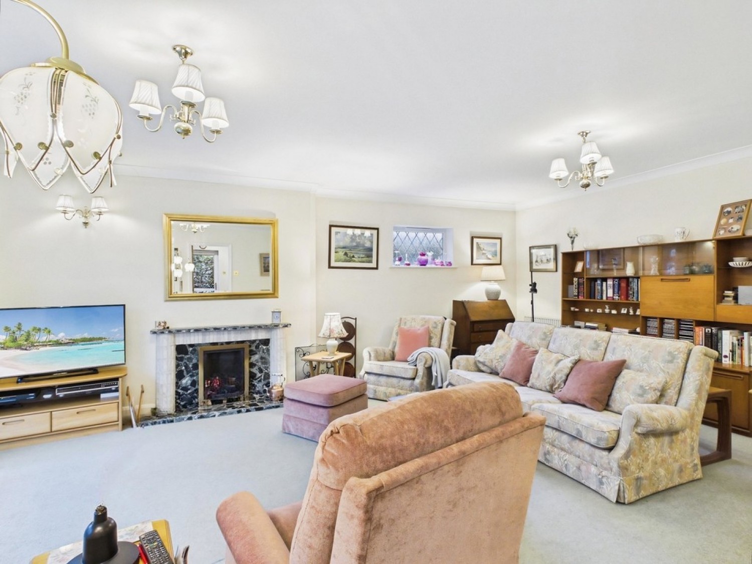 4 bedroom Bungalow in Park Way, Pound Hill, Crawley