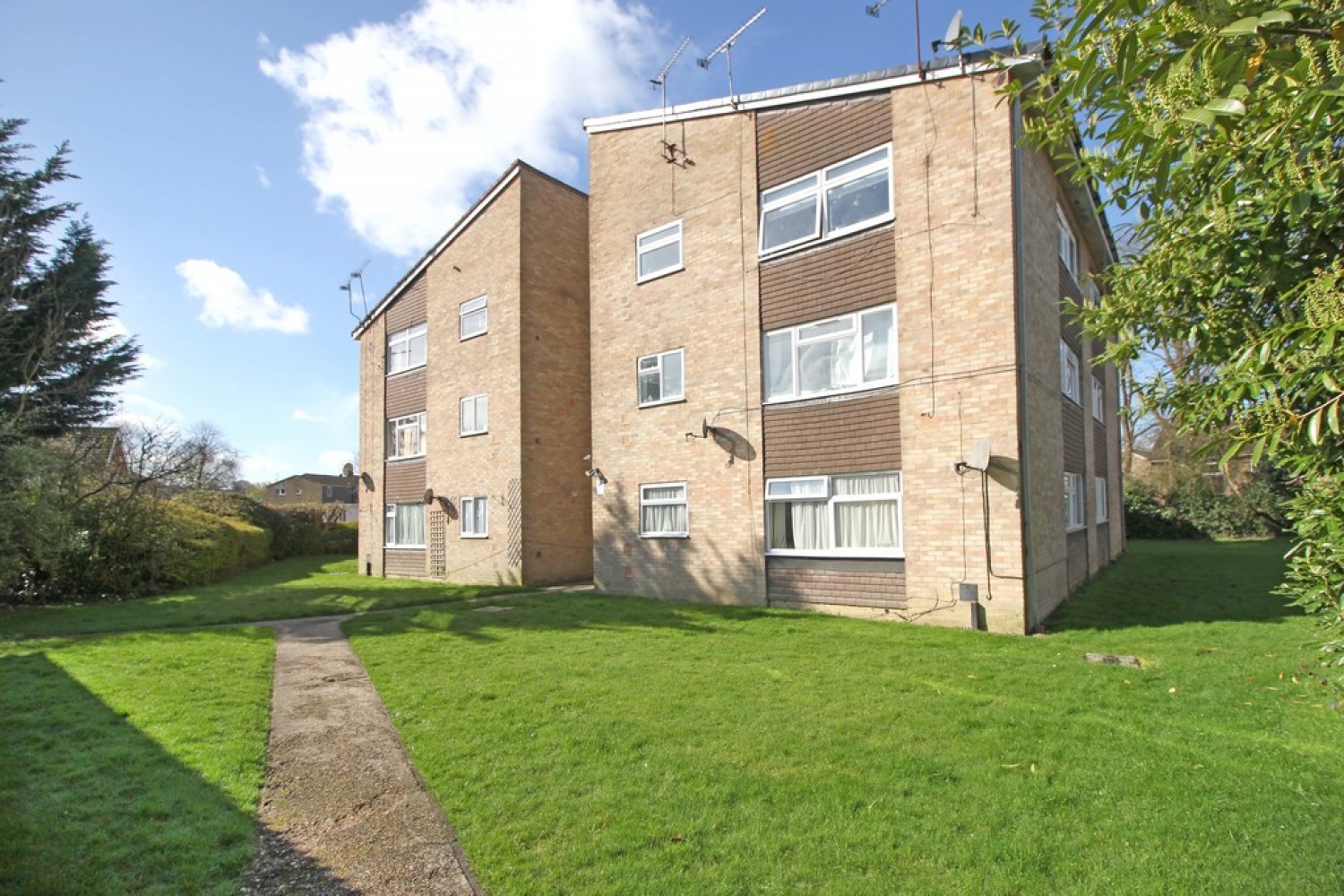 2 bedroom Flat for Letting Hayling Court, Crawley