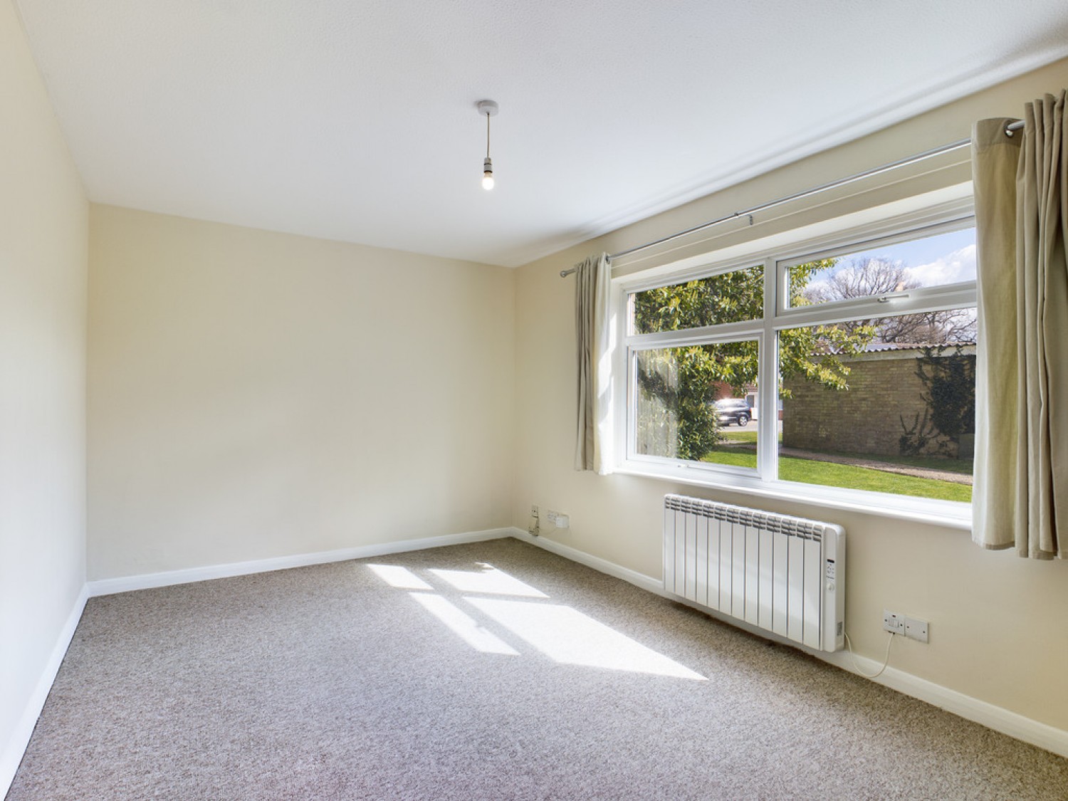 2 bedroom Flat for Letting Hayling Court, Crawley