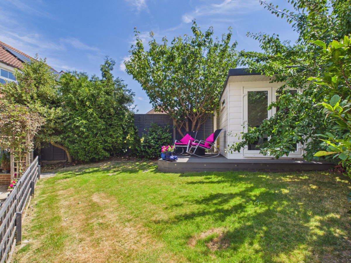 Earles Meadow, Horsham