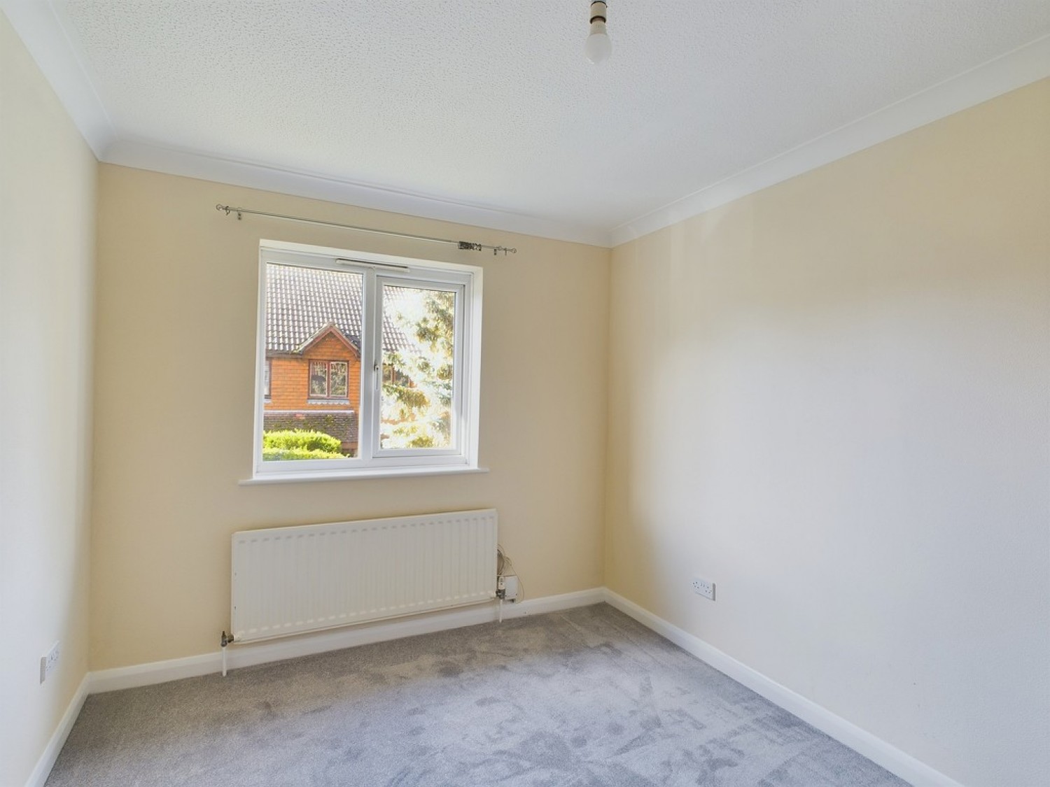 2 bedroom Property for Sale West Green, Crawley