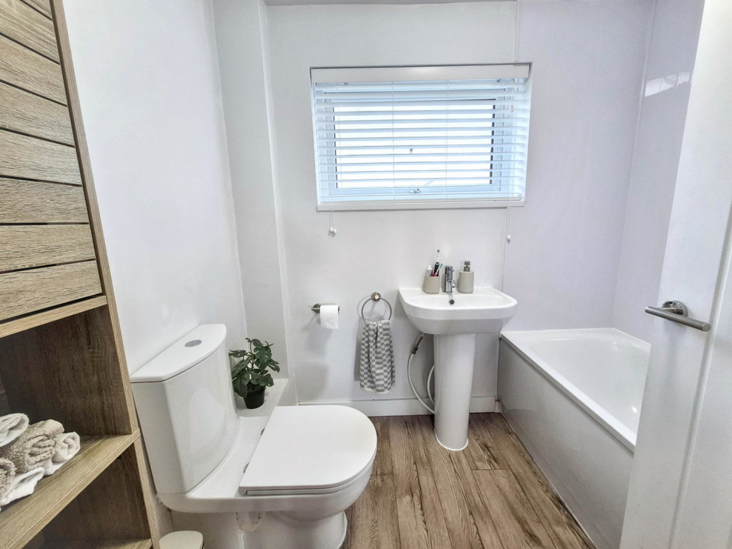 3 bedroom House for Sale Trenance Close