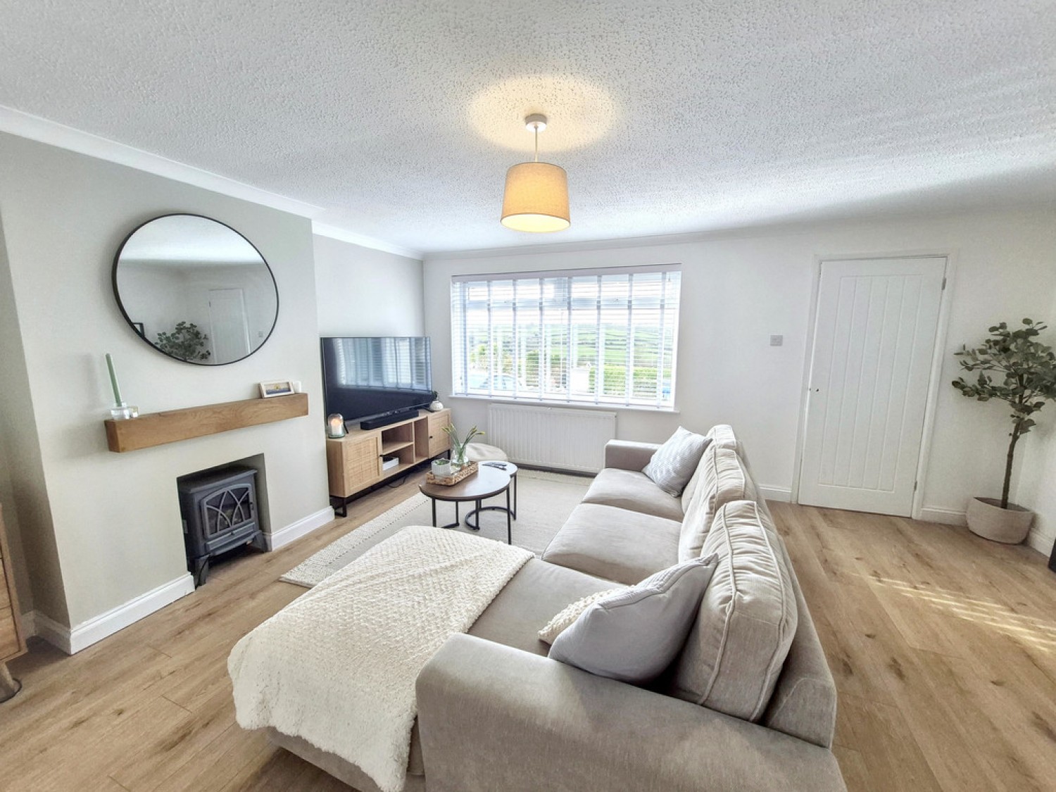 3 bedroom House for Sale Trenance Close