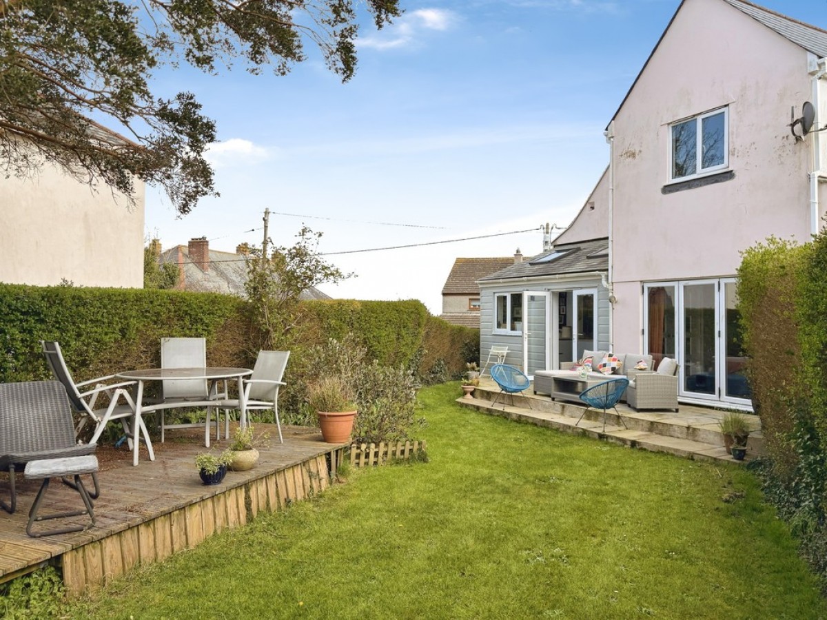 Field Place, Falmouth