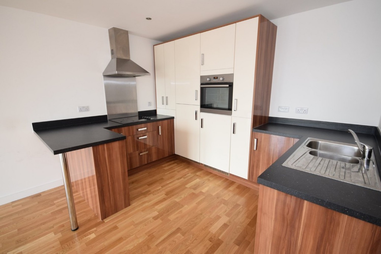 2 bedroom Flat for Letting The Rock, Bury