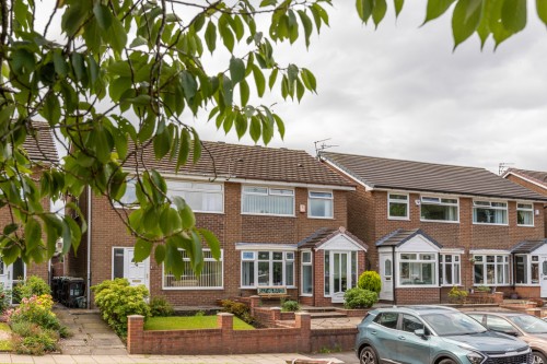 Lindale Avenue, Oldham, OL9 9DW