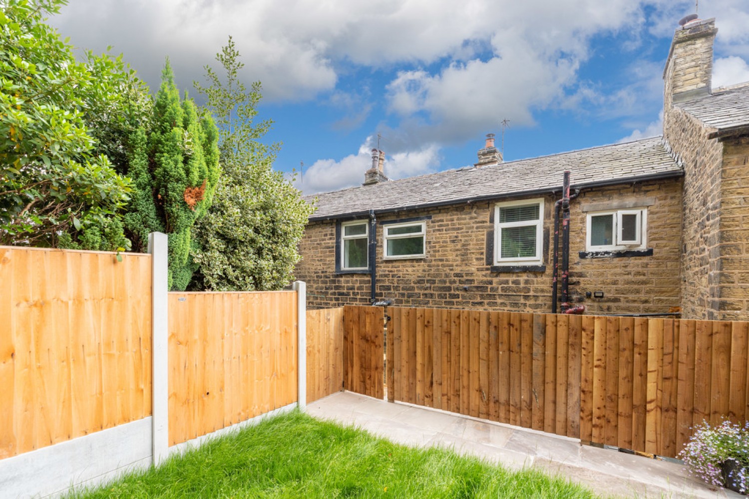 Huddersfield Road, Newhey, OL16 3QZ