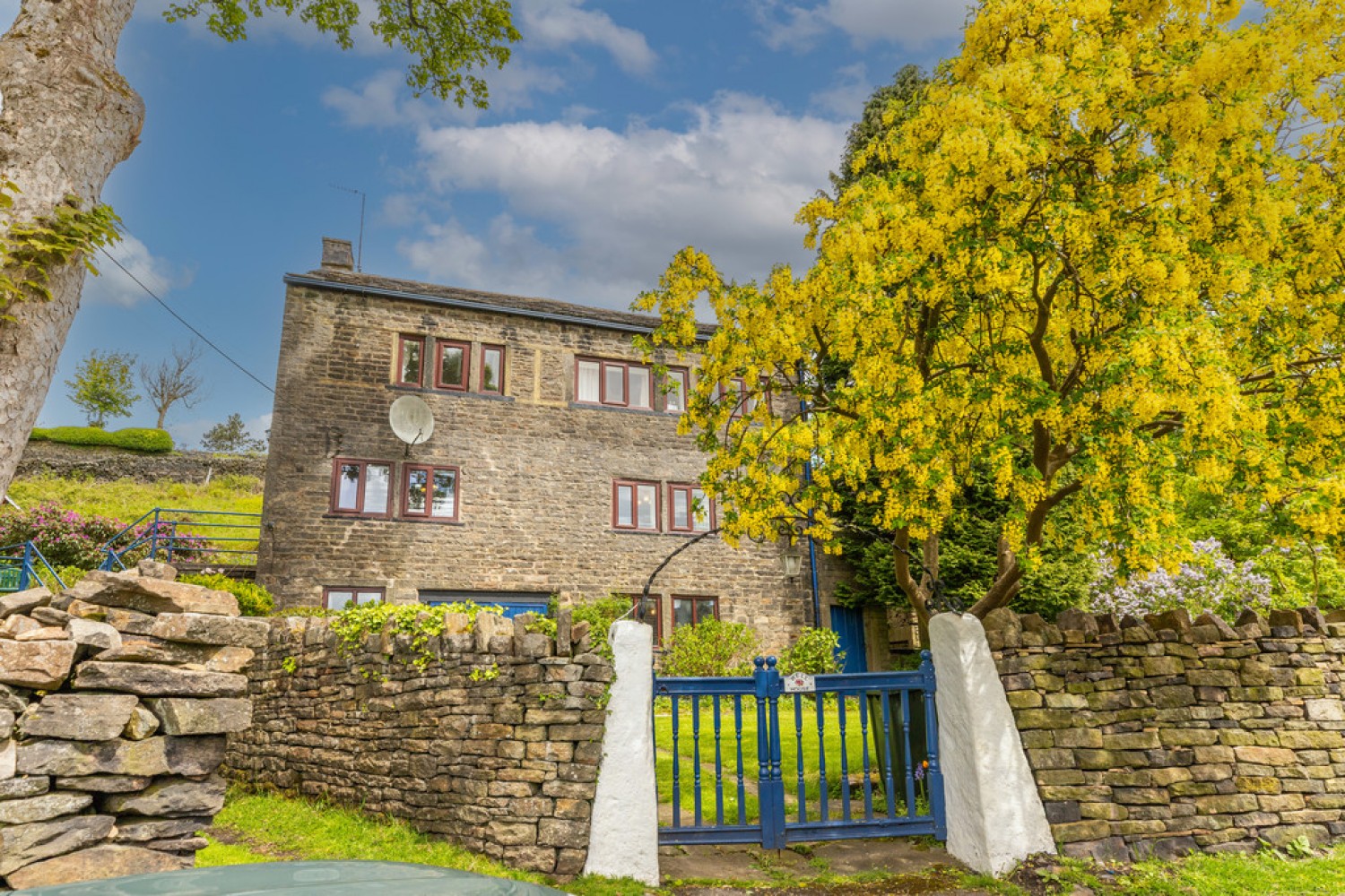 4 bedroom House for Sale Well House, Healey Stones, OL12 0UE