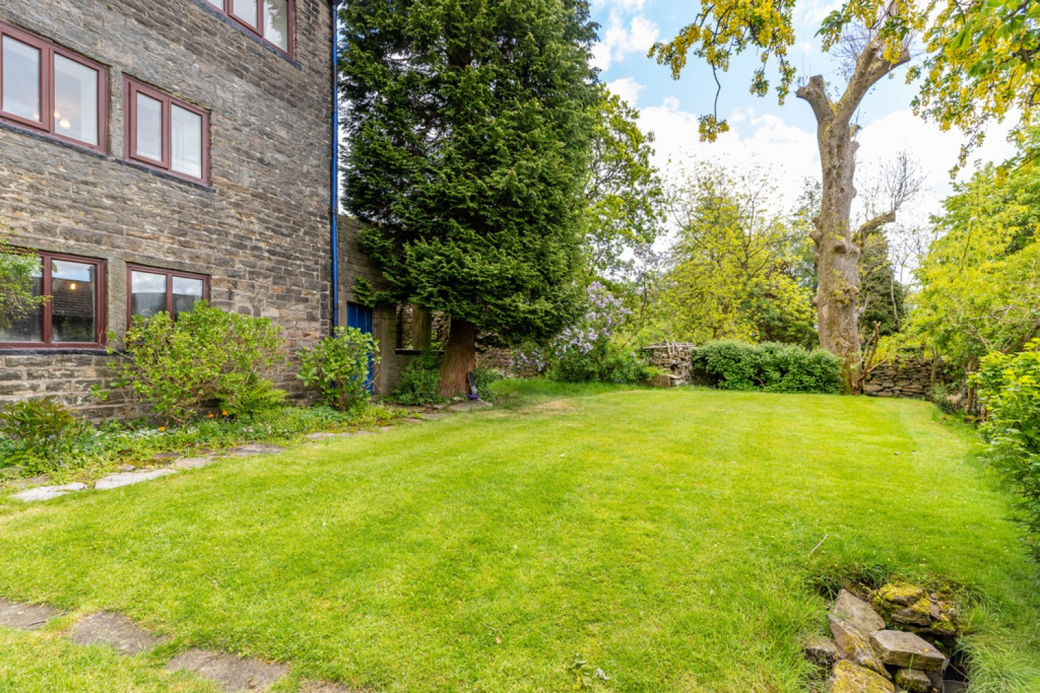 4 bedroom House for Sale Well House, Healey Stones, OL12 0UE