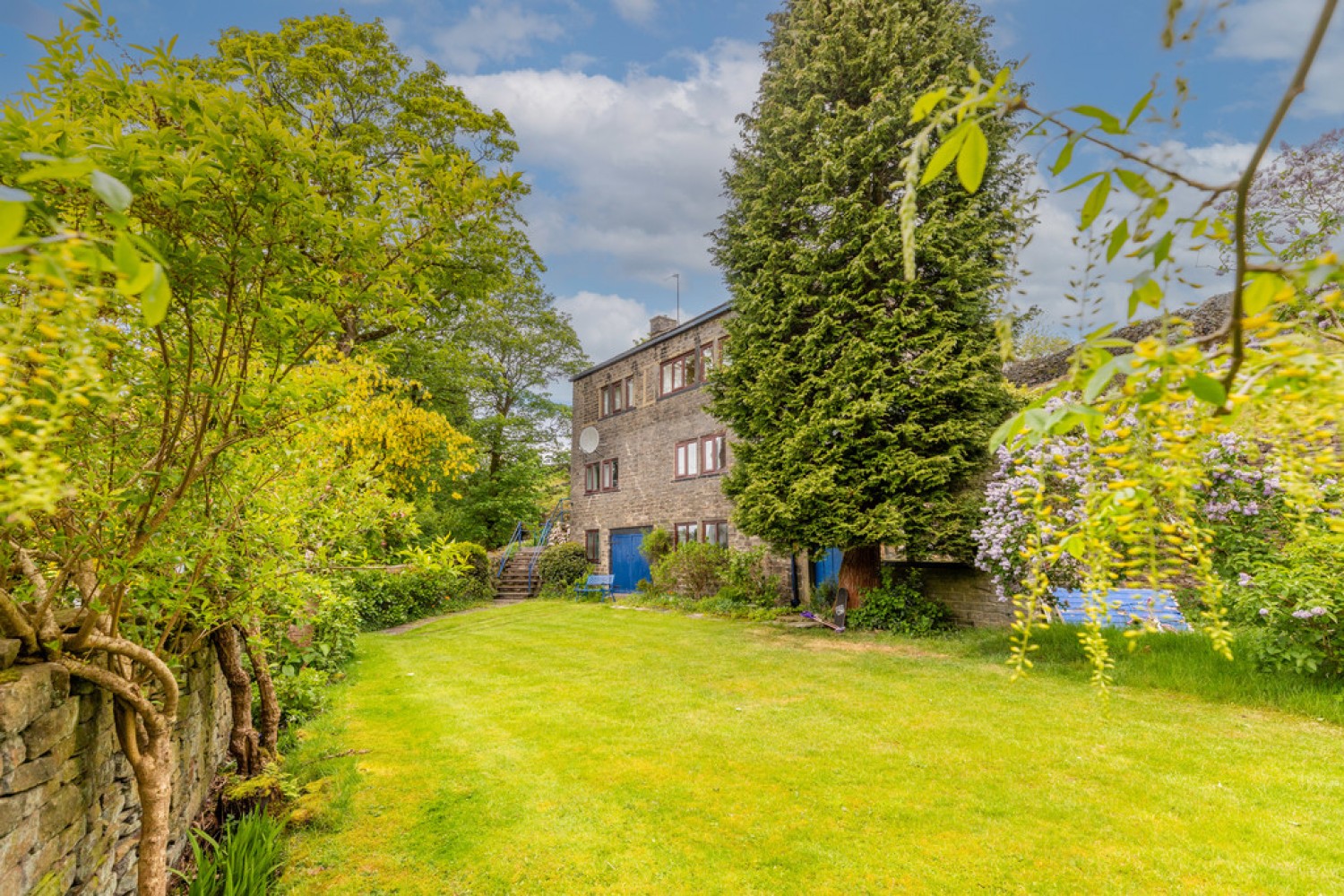 4 bedroom House for Sale Well House, Healey Stones, OL12 0UE