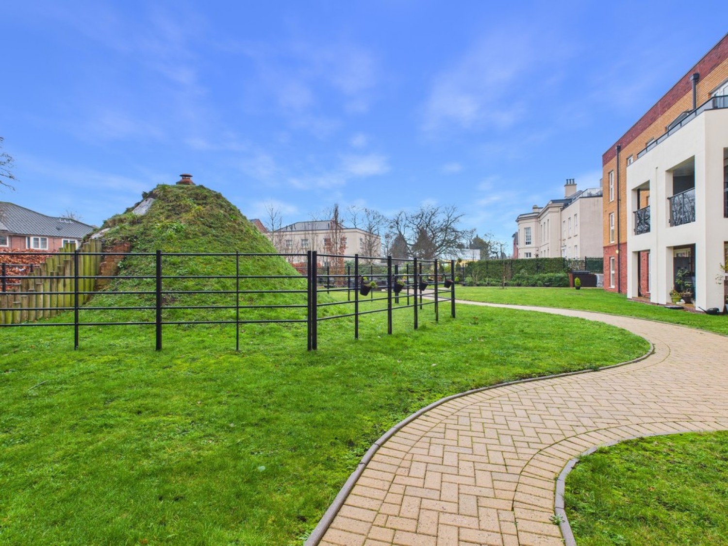 2 bedroom Flat for Sale The Oval, Stafford, Staffordshire