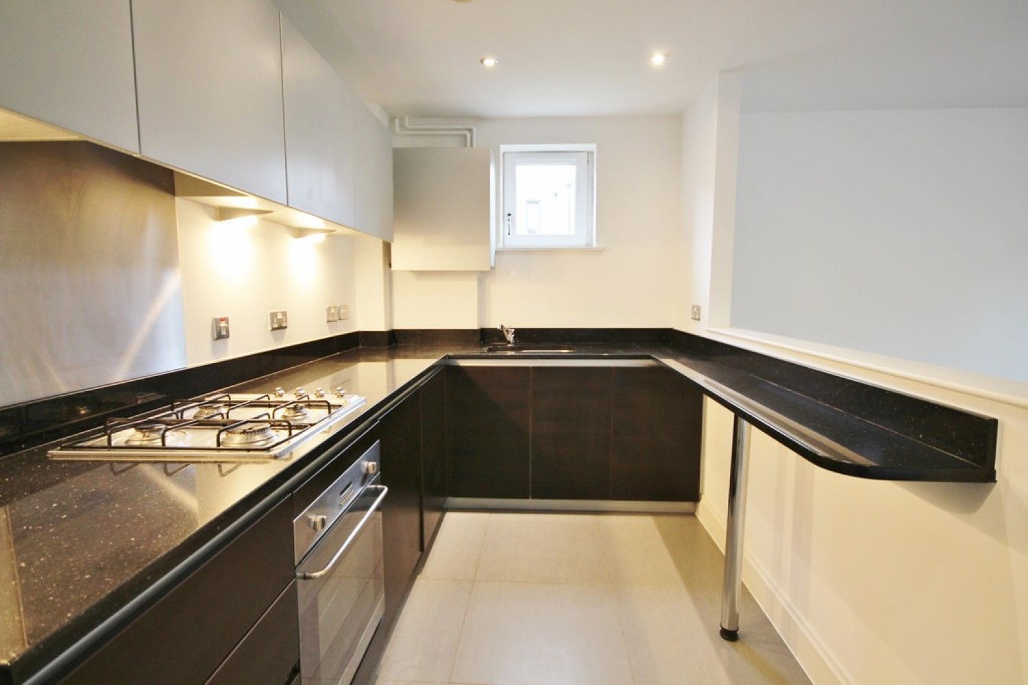 2 bedroom Flat for Letting Scholars Walk