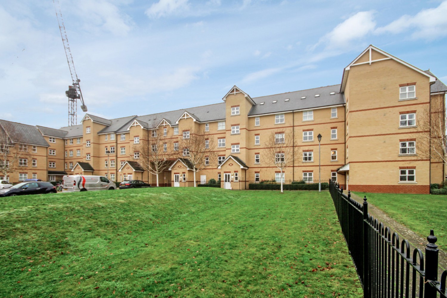 3 bedroom Flat in Winstanley Court