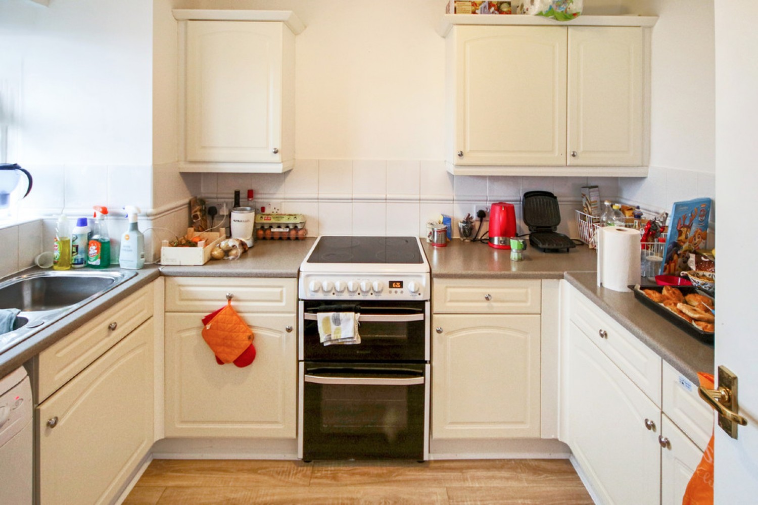 3 bedroom Flat in Winstanley Court